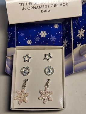 Vintage Avon Tis The Season 3pr Holiday Snowflake Earring Gift Set